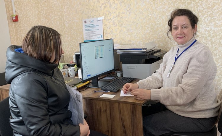 Мобільний ЦОП Нікопольської ДПІ надав адміністративні послуги  в ЦНАП Мирівської сільської ради. Фото № 1/0