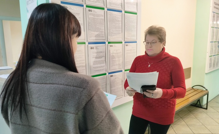 Під час інформаційної акції у приміщенні ЦОПу м. Кам'янське - про неприпустимість порушення законодавства про працю та отримання податкової знижки. Фото № 1/0