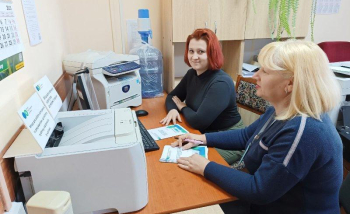 Синельниківські податківці під час проведення тренінгу допомагають платникам освоїти «Електронний кабінет платника»