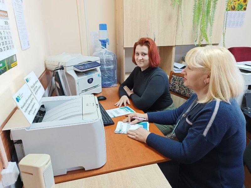 Синельниківські податківці під час проведення тренінгу допомагають платникам освоїти «Електронний кабінет платника». Фото № 1/0