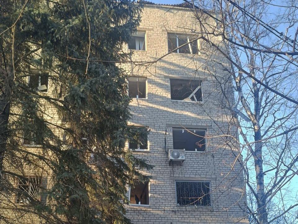 Внаслідок російського обстрілу пошкоджена будівля податкової інспекції у Краматорську. Фото № 6/5