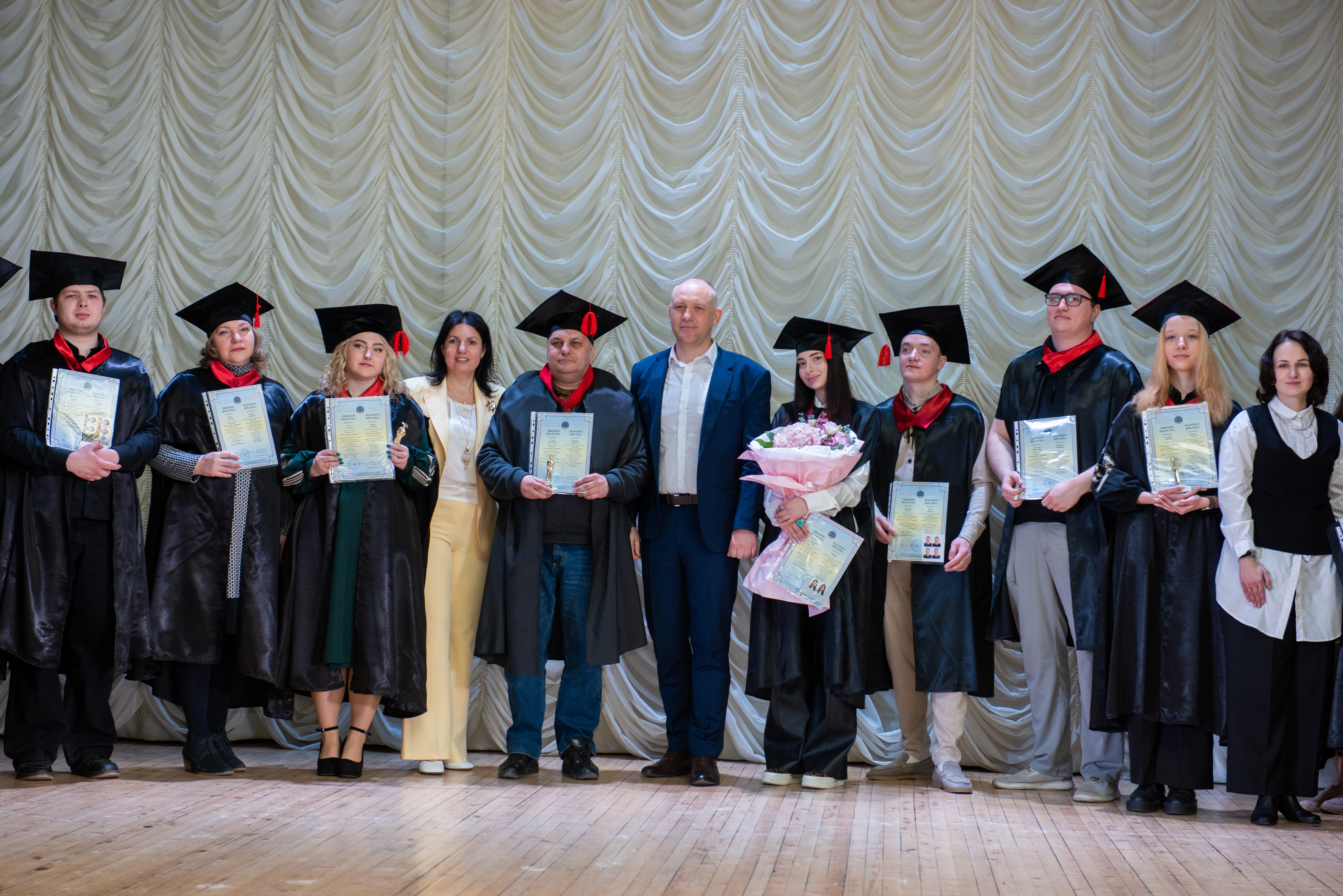 Дніпропетровщина: урочисте вручення дипломів магістрам  Університету митної справи та фінансів. Фото № 8/7