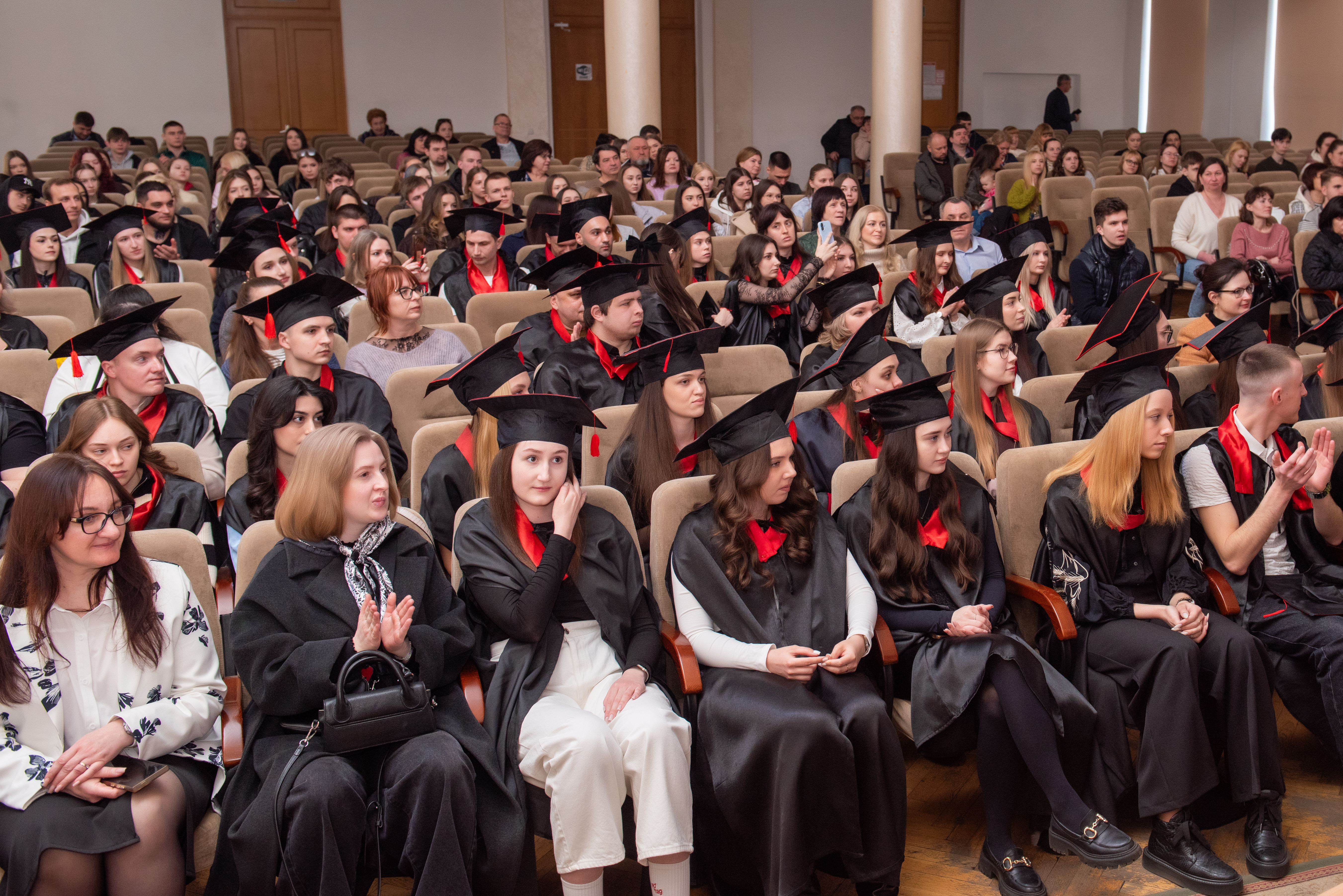 Дніпропетровщина: урочисте вручення дипломів магістрам  Університету митної справи та фінансів. Фото № 12/11