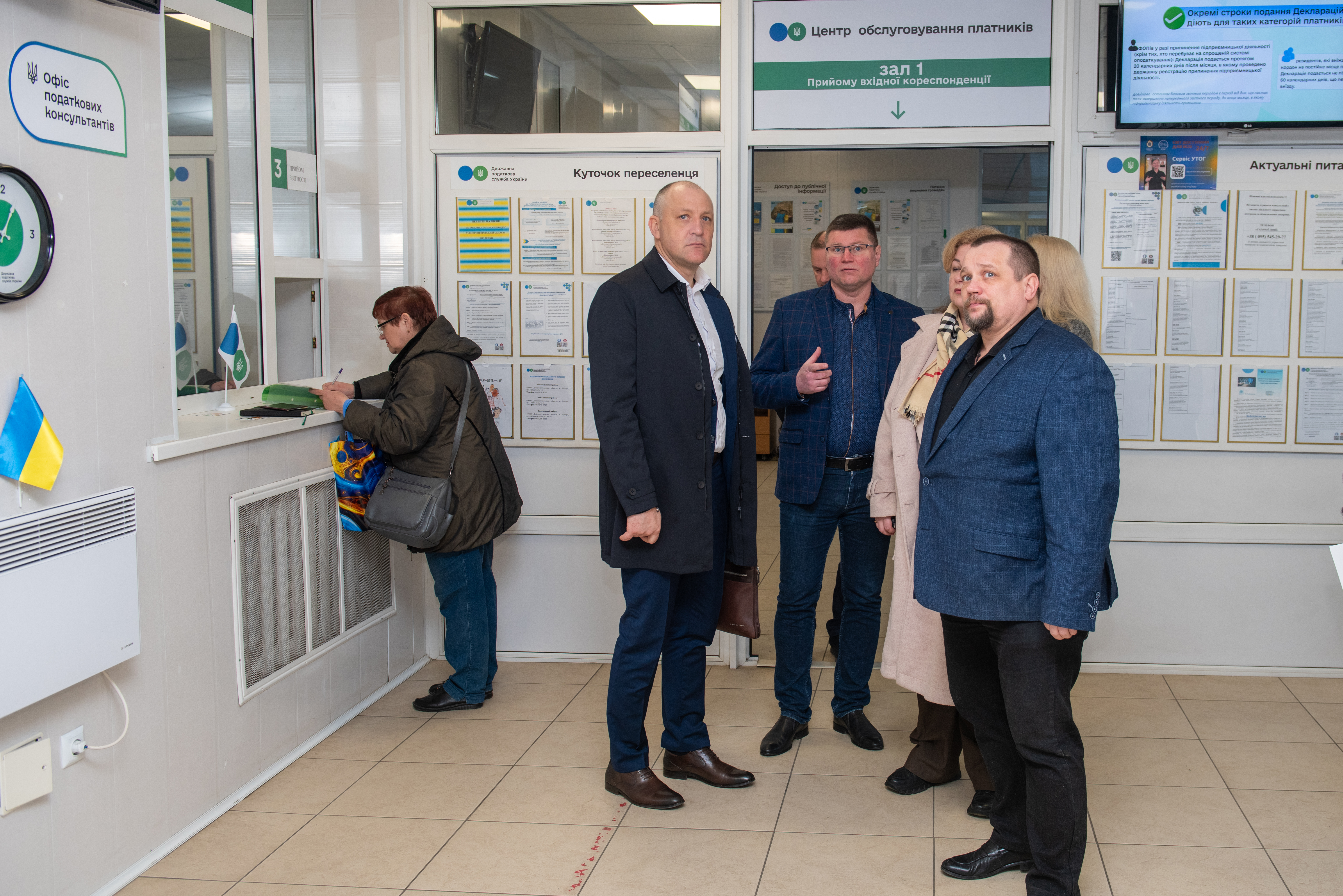 Комфортний сервіс без бар’єрів: очільник податкової служби Дніпропетровщини Юрій Павлютін відвідав ЦОПи Дніпра. Фото № 4/3