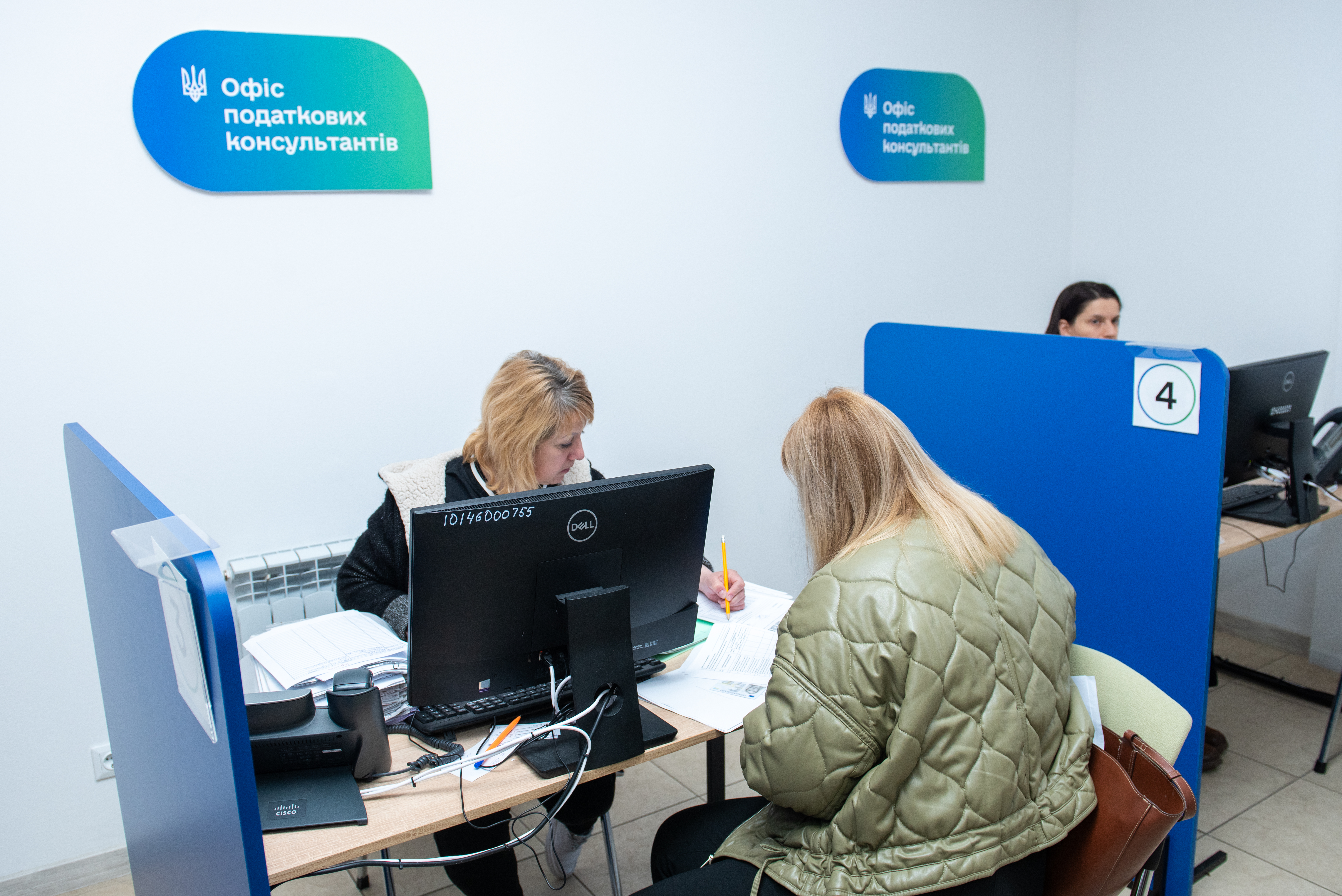 Комфортний сервіс без бар’єрів: очільник податкової служби Дніпропетровщини Юрій Павлютін відвідав ЦОПи Дніпра. Фото № 6/5