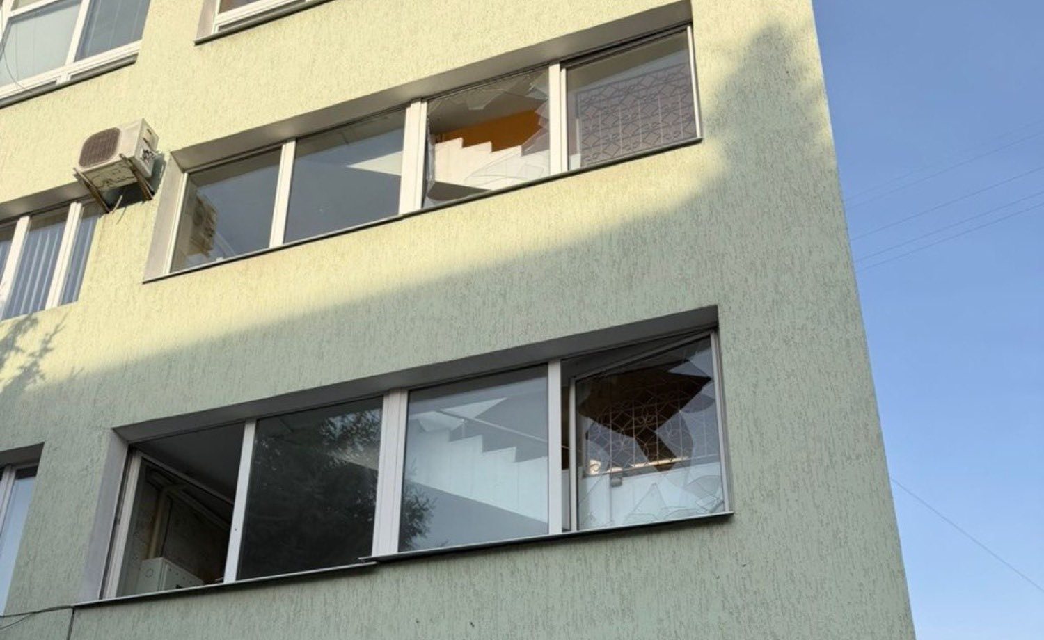 Внаслідок ворожого обстрілу на Полтавщині пошкоджено одне з приміщень податкової. Фото № 1/0