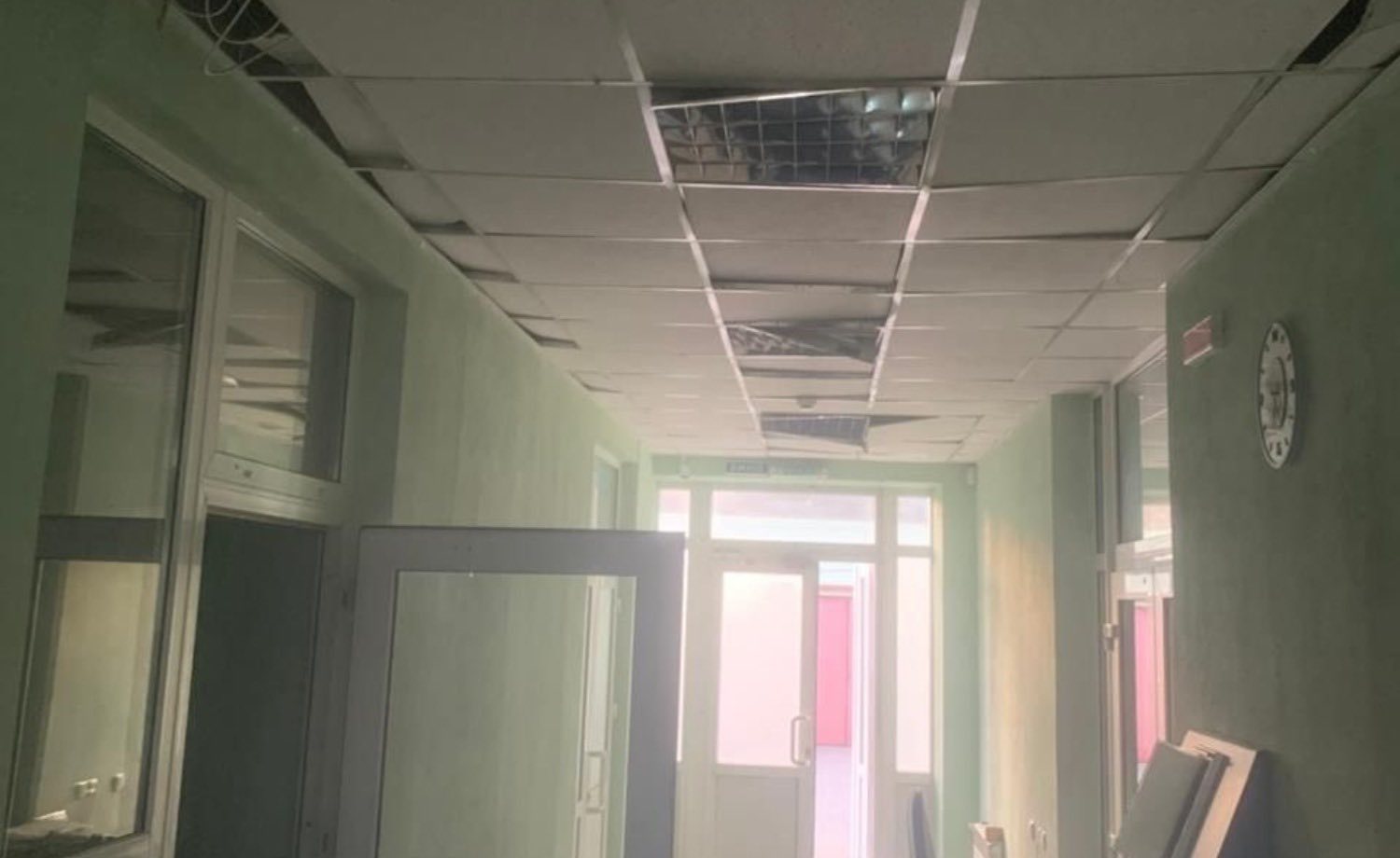 Внаслідок ворожого обстрілу на Полтавщині пошкоджено одне з приміщень податкової. Фото № 3/2