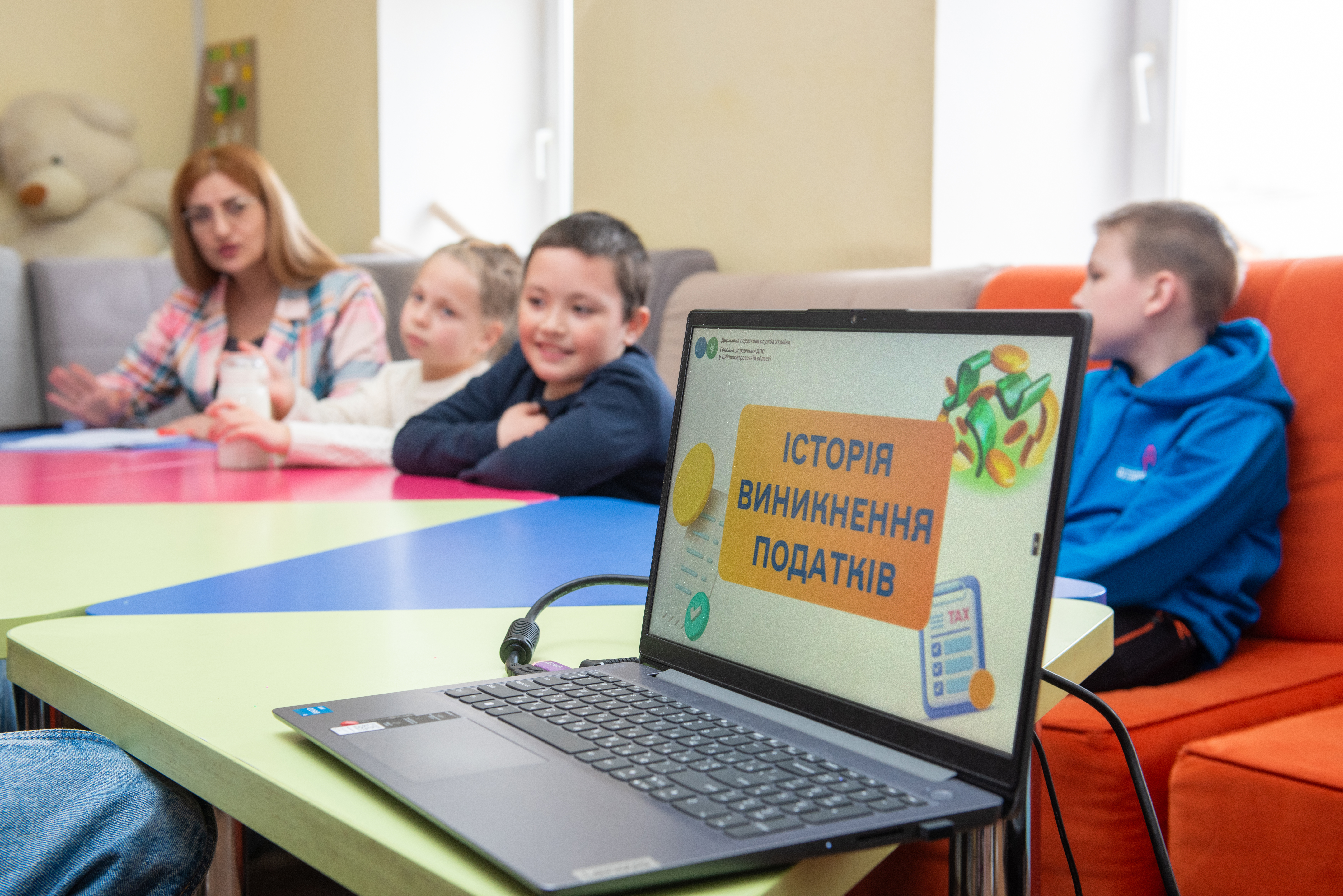 Податкова обізнаність – це круто: податківці Дніпропетровщини відкриті до діалогу з наймолодшим поколінням. Фото № 15/14