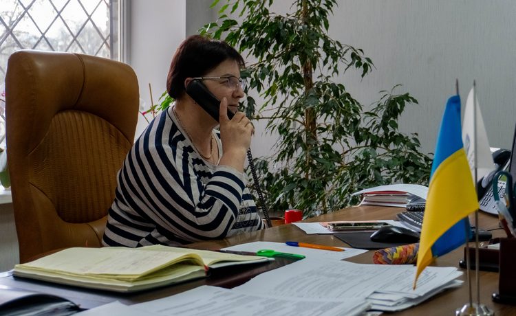 У межах роботи телефонного зв’язку «гаряча лінія» фахівці надали вичерпні роз'яснення щодо процедури офіційного працевлаштування. Фото № 1/0