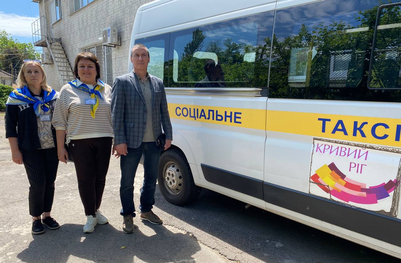Безбар’єрний простір: зустріч з платниками податків у Територіальному центрі соціального обслуговування  у Центрально - Міському районі Кривого Рогу. Фото № 4/3