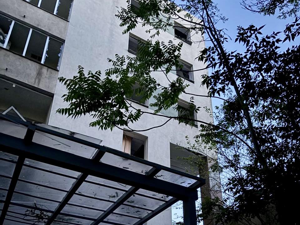 Внаслідок ворожої атаки пошкоджено одну з будівель податкової в Києві. Фото № 7/6