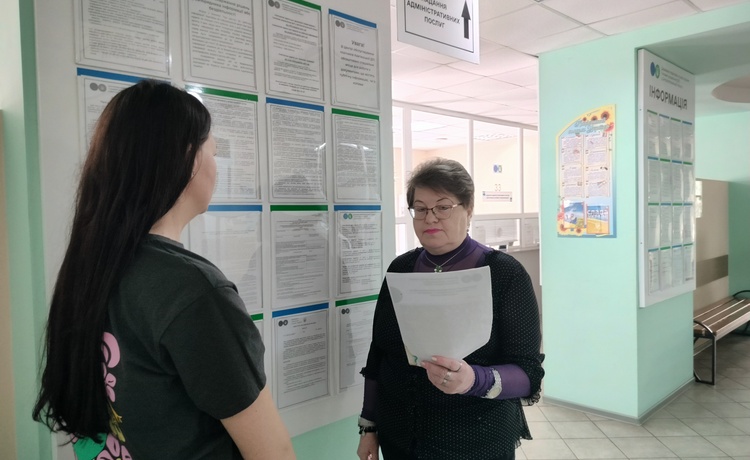 Під час інформаційної акції у приміщенні ЦОПу м. Кам'янське - про неприпустимість порушення законодавства про працю  та отримання податкової знижки. Фото № 1/0