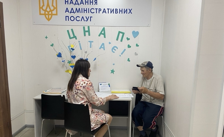 Фахівці мобільного ЦОП консультують у ЦНАПі Піщанської  сільської ради . Фото № 1/0