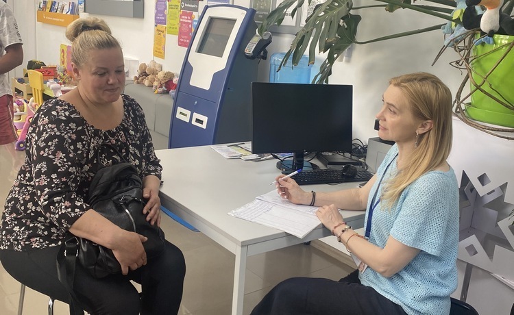 Фахівці мобільного ЦОП провели консультації у ЦНАПі Перещепинської міської ради. Фото № 1/0