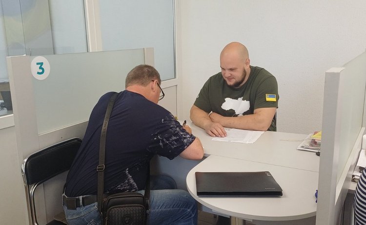 Мобільний ЦОП у ЦНАП Вишнівської селищної територіальної громади Кам’янської ДПІ. Фото № 1/0