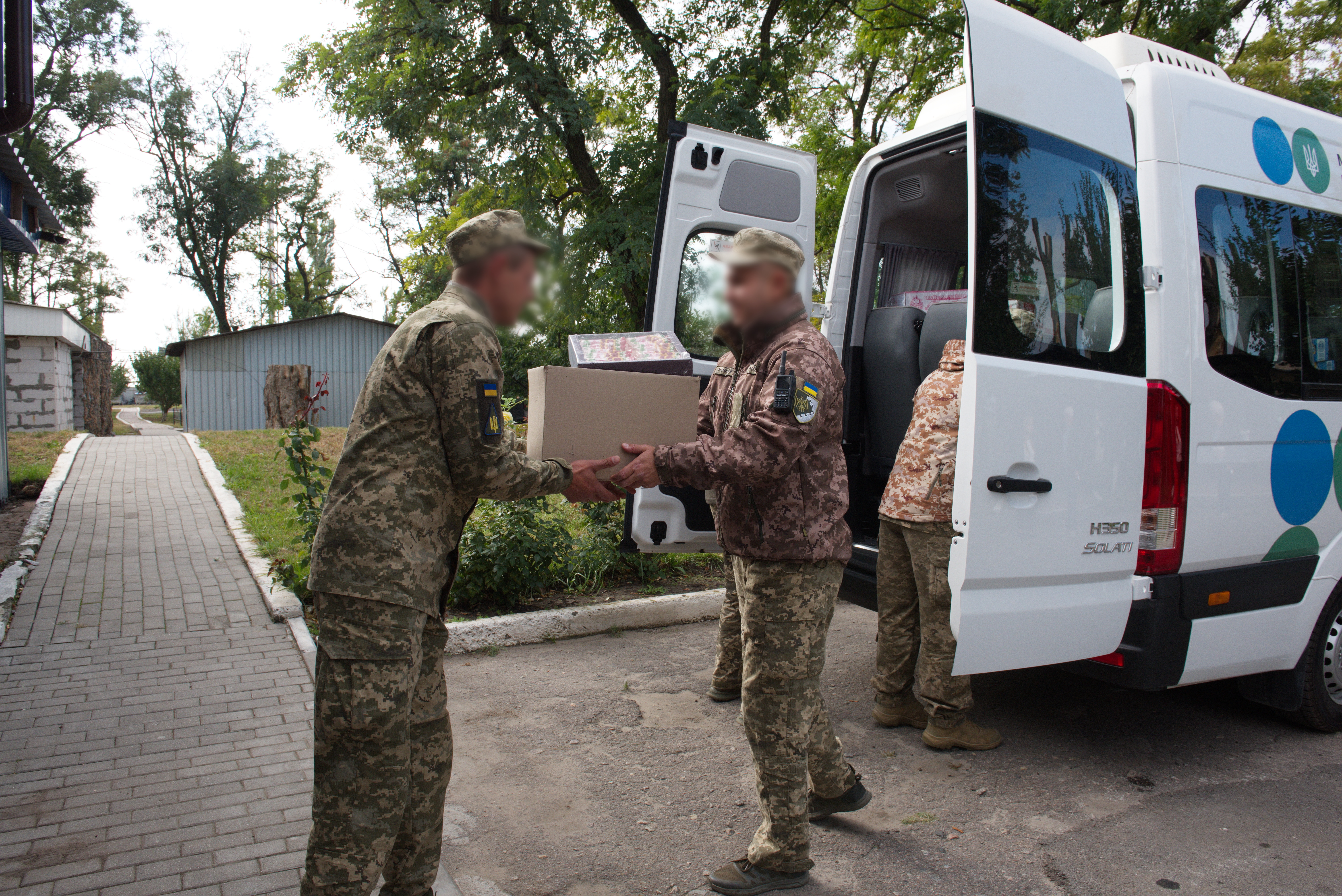 Серцем зігріваємо, з вдячністю передаємо: податківці Дніпропетровщини привітали захисників і захисниць. Фото № 2/1