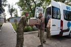 Серцем зігріваємо, з вдячністю передаємо: податківці Дніпропетровщини привітали захисників і захисниць. Фото № 2/1